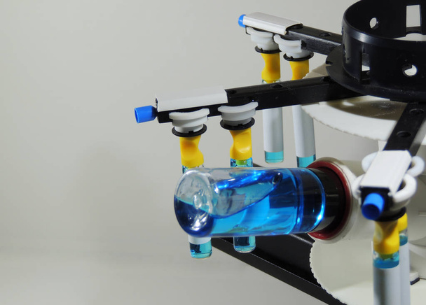 Συσκευή εργαστήριο με την κλώση μέρος δοκιμές χημικό διαλύτη σε αμπούλες  - Φωτογραφία, εικόνα