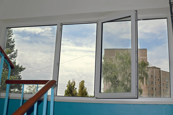 finestra di plastica in casa
 - Foto, immagini