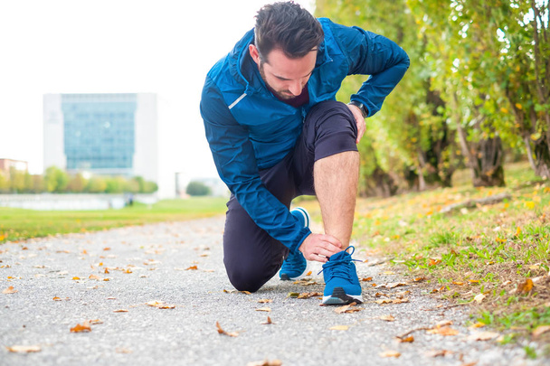 Atleta corriendo al aire libre y sufriendo por el dolor del ligamento del tobillo
 - Foto, imagen