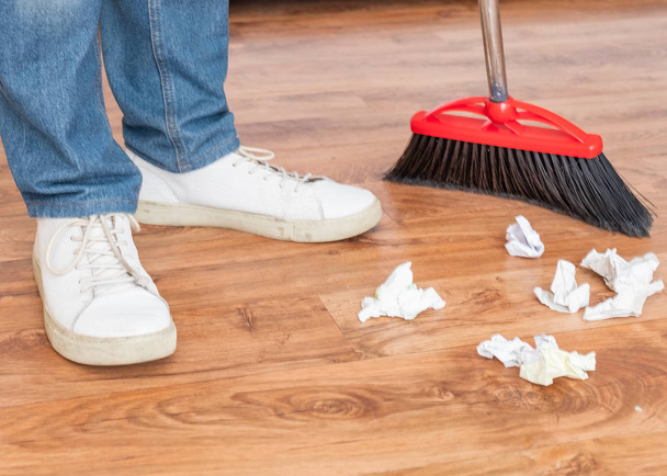 Primo piano pulizia uomo spazzare pavimento in legno con scopa
 - Foto, immagini