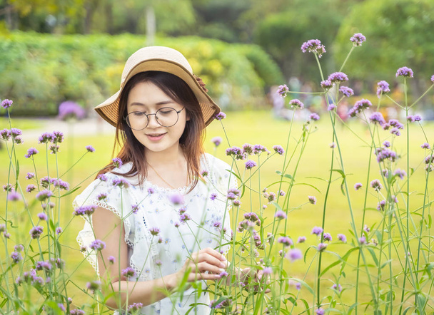 Güzel Asyalı kız ve çiçek - Fotoğraf, Görsel