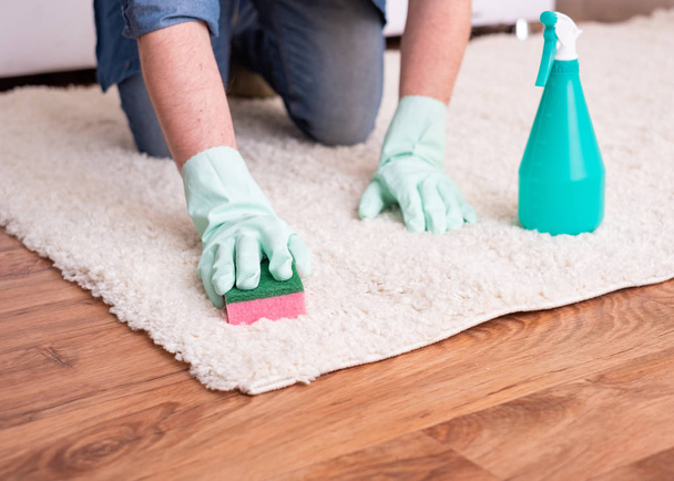 スポンジとスポットの除去剤を使用して汚れをカーペットを清掃 - 写真・画像