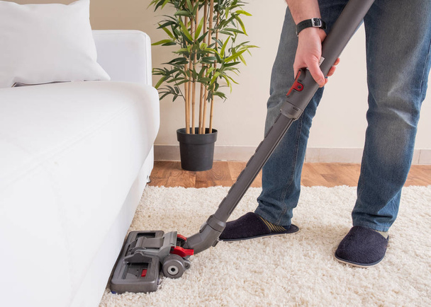 Using vacuum cleaner and cleaning the carpet - Foto, imagen