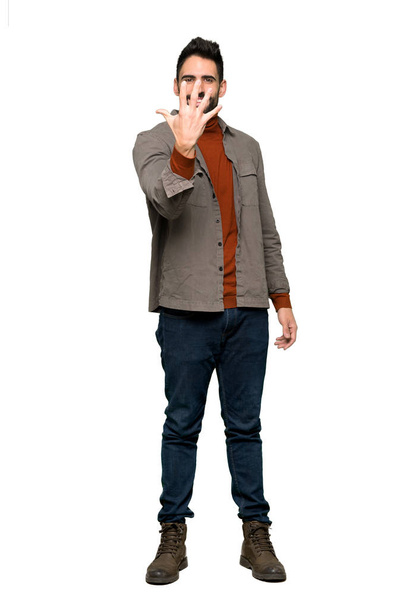 Полнометражный снимок красавчика с бородой, пятеро с пальцами на изолированном белом фоне
 - Фото, изображение