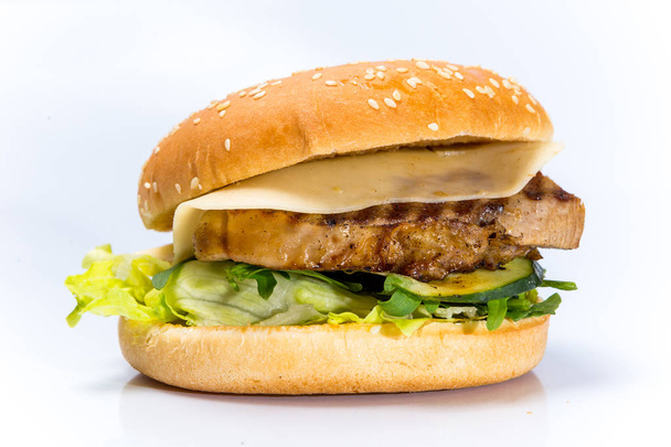 νόστιμο burger με τυρί και λαχανικά σε λευκό φόντο - Φωτογραφία, εικόνα