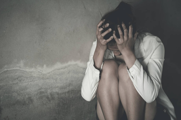  女性のうつ病と泣いている床の上に座って落ち込んで地面、家族の問題、台所、虐待、家庭内暴力、うつ病と自殺の概念に座っている女性は、. - 写真・画像