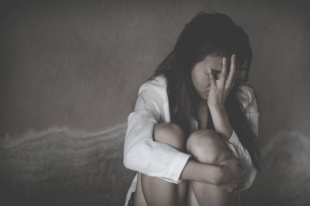  Kobieta siedzi na podłodze płacz z depresją, przygnębiony kobieta siedzi na ziemi, problemy rodzinne, kuchnia, nadużyć, przemocy domowej, pojęcie depresji i samobójstw. - Zdjęcie, obraz