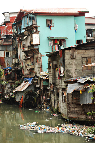 kraker barakken en de huizen in een stedelijk gebied van sloppenwijk - Foto, afbeelding