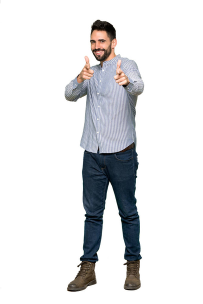 Ganzkörperaufnahme eines eleganten Mannes mit Hemd, das nach vorne zeigt und auf isoliertem weißem Hintergrund lächelt - Foto, Bild