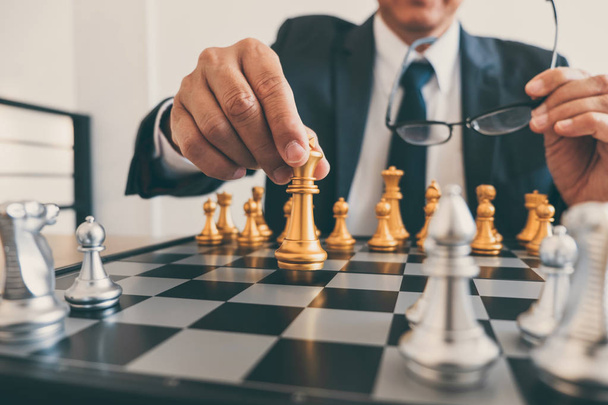 Empresario liderazgo jugando ajedrez y pensando plan de estrategia sobre el derrocamiento de choque el equipo opuesto y el desarrollo analizar para el éxito de la empresa
. - Foto, imagen