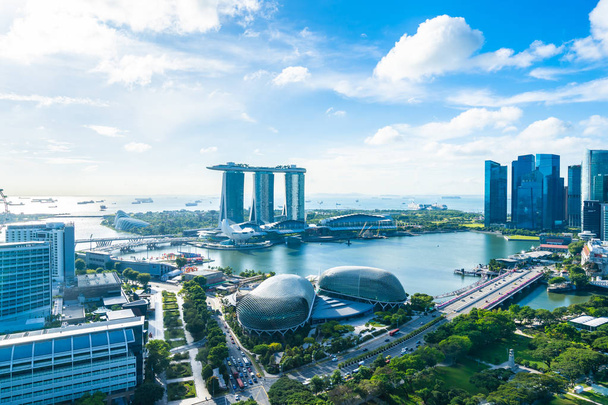 Όμορφη αρχιτεκτονική, κτίριο εξωτερικό τοπίο στον ορίζοντα της πόλης Σιγκαπούρη με λευκό σύννεφο στον γαλάζιο ουρανό - Φωτογραφία, εικόνα