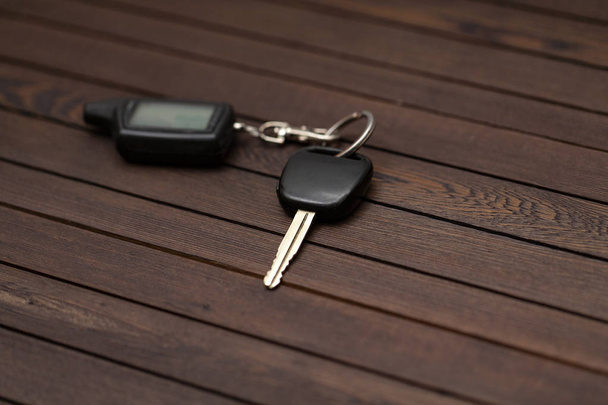 Autó kulcs, egy fából készült háttér  - Fotó, kép
