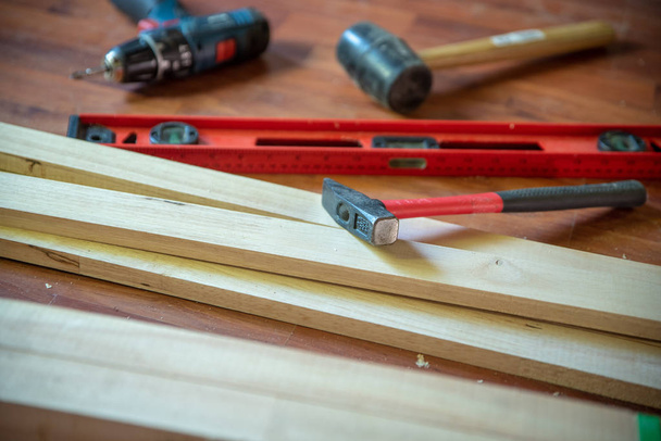 木の板のメンテナンスと修理の概念上の家の改修のハンドツールを使用して異なる作図ツール. - 写真・画像
