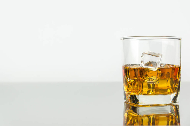 Виски со льдом в стекле
 - Фото, изображение
