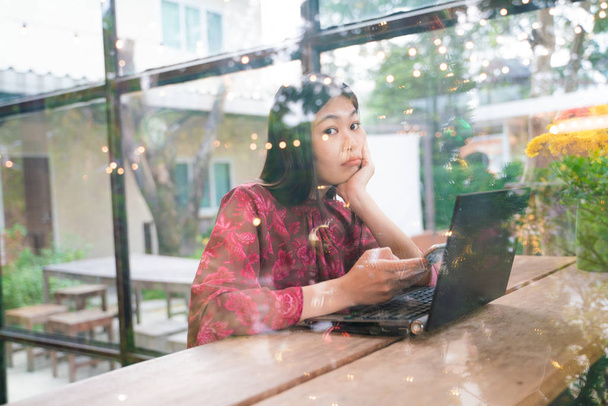 Kobiety biznesu siedzi w kawiarni za pomocą laptopa widok komputera przez lustro - Zdjęcie, obraz