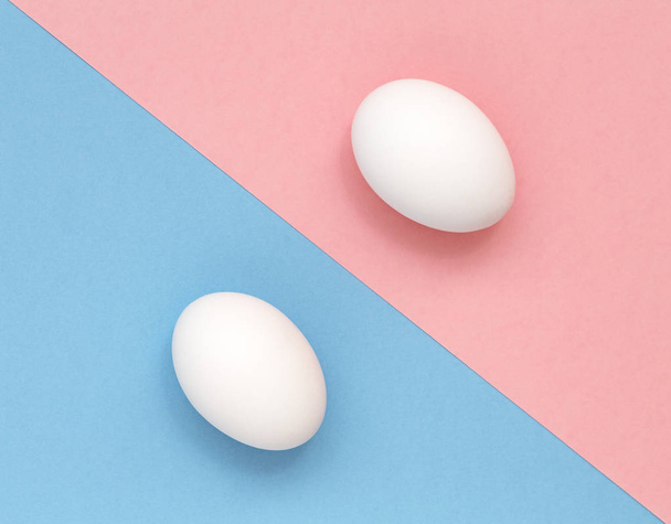 White Easter egg on pastel background. Happy Easter concept. Minimal concept. Flat lay. Top view. - 写真・画像