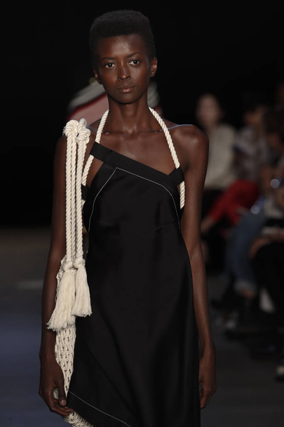 NEW YORK, NY - SEPTEMBER 08: A model walks the runway at the Monse fashion show during New York Fashion Week: The Shows on September 8, 2017 in New York City. - Foto, Imagem