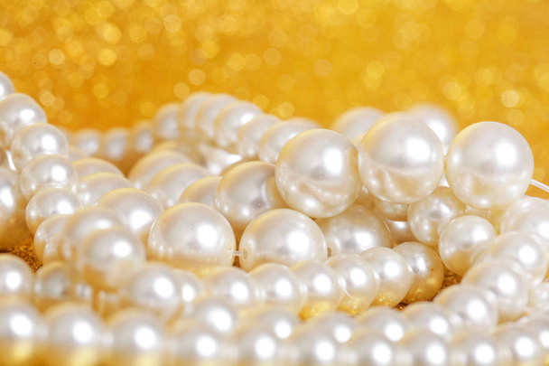 Mucchio di perle su sfondo dorato di Natale
 - Foto, immagini