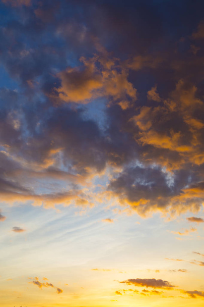 Cielo blu con nuvole dorate e arancioni - tramonto drammatico, bellissimo sfondo naturale. Il sole al tramonto illumina le nuvole
.  - Foto, immagini