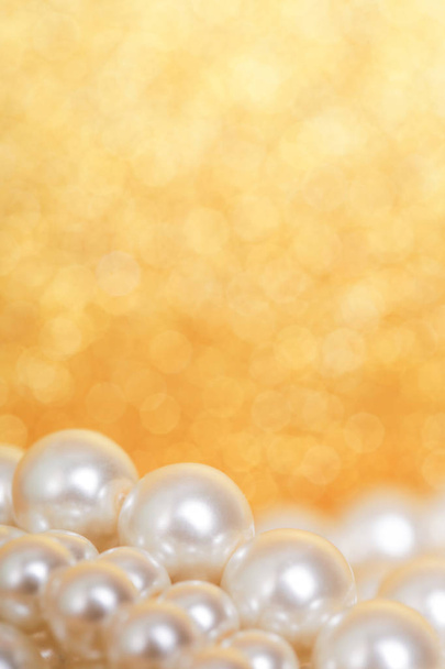 Hromadu perel na zlaté Vánoční pozadí - Fotografie, Obrázek