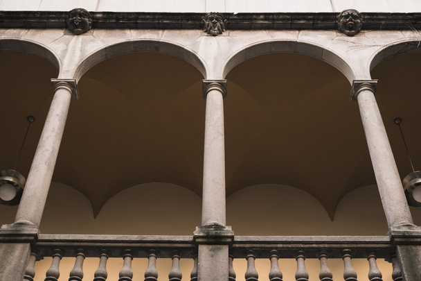 Balkon mit Säulen und Lampen - Foto, Bild