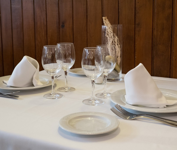 Establecimiento de mesa en un restaurante - Foto, Imagen