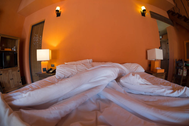 Ліжко королівського розміру після пробудження (об'єктив для рибних очей
) - Фото, зображення