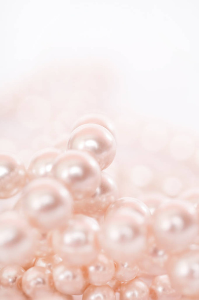 Pile de perles sur le fond blanc
 - Photo, image