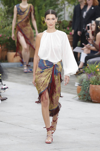 NEW YORK, NY - SEPTEMBER 11: Bella Hadid walks the runway for Oscar De La Renta during New York Fashion Week: The Shows at Spring Studios Terrace on September 11, 2018 in New York City. - 写真・画像