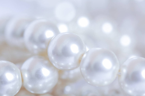 Купка перлів на білому тлі
 - Фото, зображення