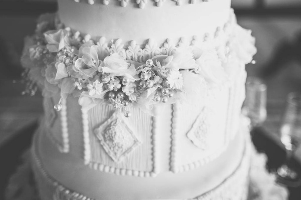 Wedding cake decoratie met kleurrijke bloemen wordt geserveerd op de bruiloftsrecepties. Vintage stijl voor bruiloften, verjaardagen. - Foto, afbeelding