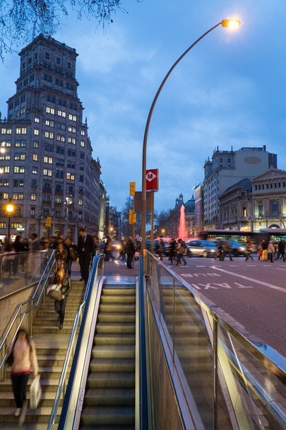 διάσημη λεωφόρο passeig de gracia της Βαρκελώνης κατά το σούρουπο - Φωτογραφία, εικόνα