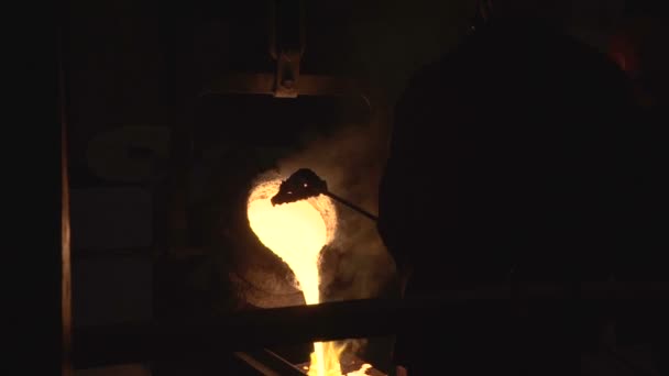 el metal caliente vierte fuera del cubo en la tienda de fabricación de acero
 - Imágenes, Vídeo