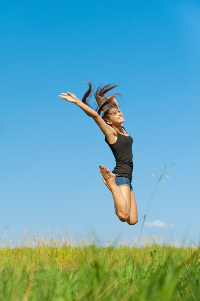 schöne junge Frau springt auf - Foto, Bild