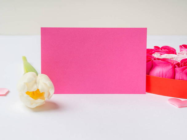Tarjeta de felicitación rosa para el día de las mujeres
 - Foto, imagen