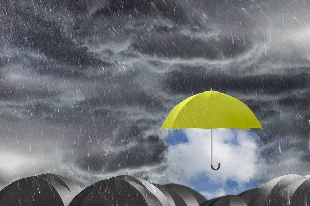 Guarda-chuva limpa o céu chuvoso, conceito de proteção e segurança
 - Foto, Imagem