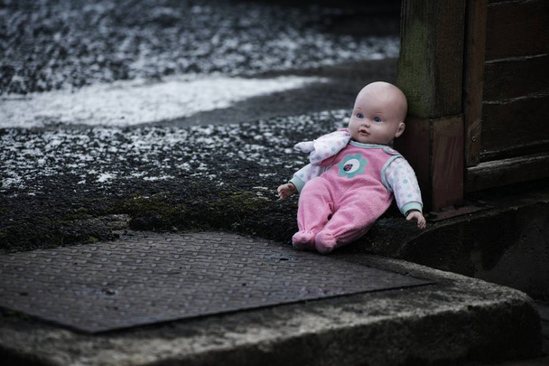 Muñeca abandonada en la calle. Tecla baja
. - Foto, imagen