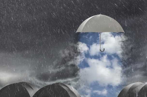 Paraguas limpia el cielo lluvioso, concepto de protección y seguridad
 - Foto, Imagen