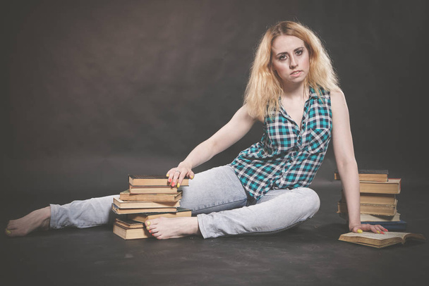 öğrenmek için kitaplar ve çok katta oturan genç ve güzel öğrenci kız yorgun - Fotoğraf, Görsel