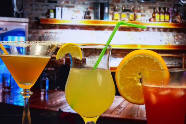 Cocktails in einer Bar - Foto, Bild