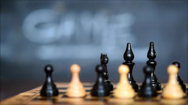 Piezas de ajedrez en el tablero de ajedrez - Imágenes, Vídeo