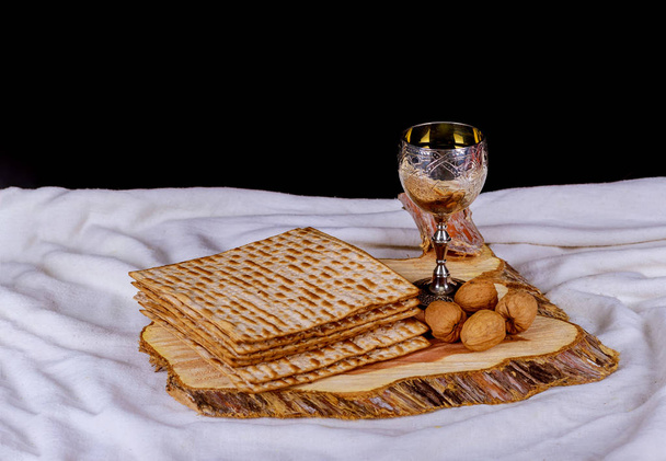 Matzá judía en la copa de vino de plata decorada con matzá, símbolos judíos para la fiesta de Pesaj Pascua. Concepto de Pascua
. - Foto, Imagen