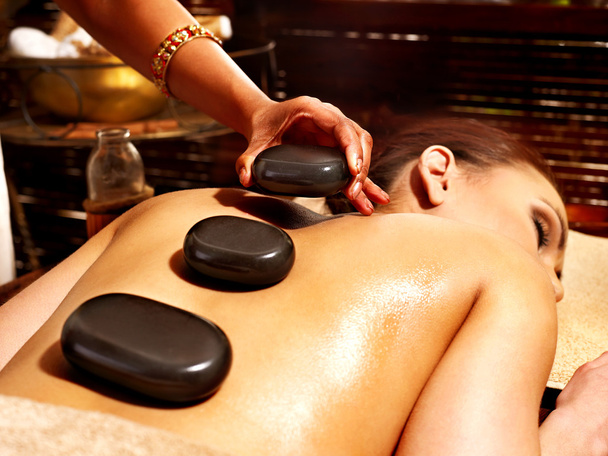 Femme ayant un massage ayurvédique en pierre
. - Photo, image