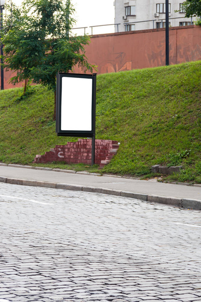 Burla de caja de luz en la calle de la ciudad metropolitana para su publicidad. Cartelera en blanco con espacio de copia
 - Foto, imagen