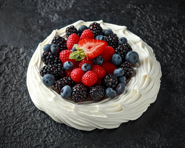 Berry Pavlova cake with fresh blueberries, strawberries and raspberries - Fotografie, Obrázek
