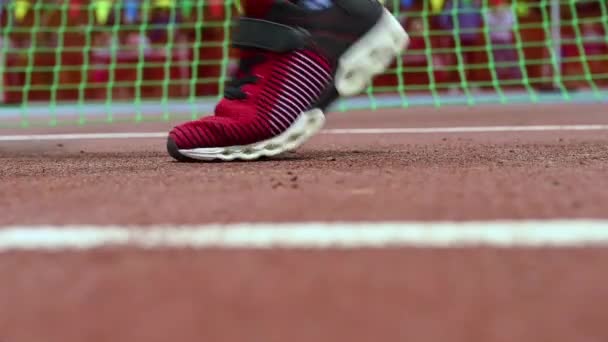 Primer plano de vídeo en cámara lenta pies de un corredor en zapatillas de deporte
 - Imágenes, Vídeo