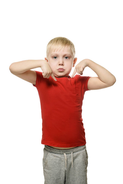 Vaalea poika punaisessa paidassa seisoo ja näyttää etusormea itsellesi. Eristetään valkoisella pohjalla
 - Valokuva, kuva