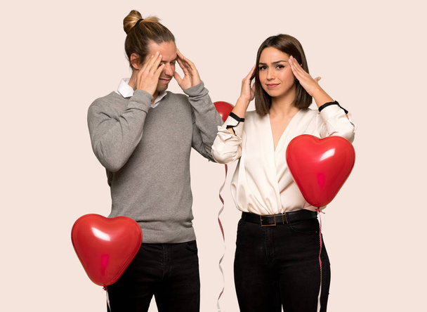 Paar am Valentinstag unglücklich und frustriert mit etwas über isoliertem Hintergrund - Foto, Bild