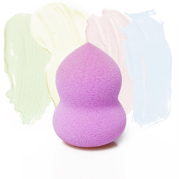 Kosmetická houba s vzorky make-upu - Fotografie, Obrázek