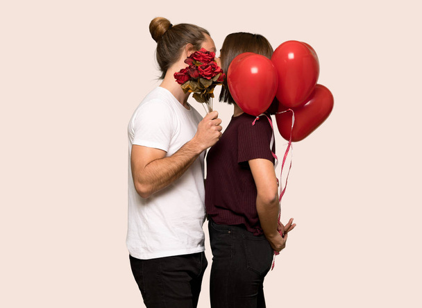 Couple dans la Saint-Valentin avec des fleurs et des ballons en forme de coeur sur fond isolé
 - Photo, image